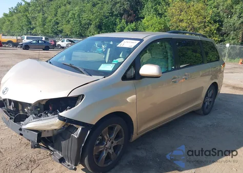 2013 Toyota Sienna Le 7 Passenger z USA, uszkodzony, nr VIN 5TDJK3DC0DS055586